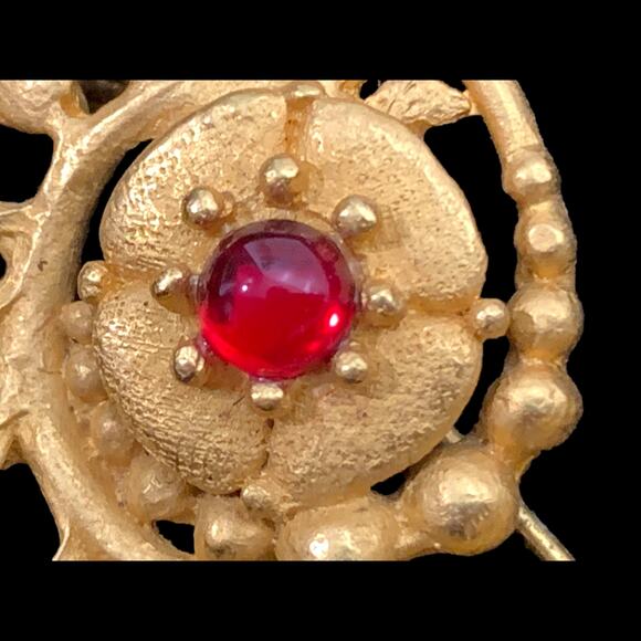 80s Matte Gold Shell Brooch w Red Cabochon Glass Stone | 1.5" x 1 1/8" - Picture 4 of 9
